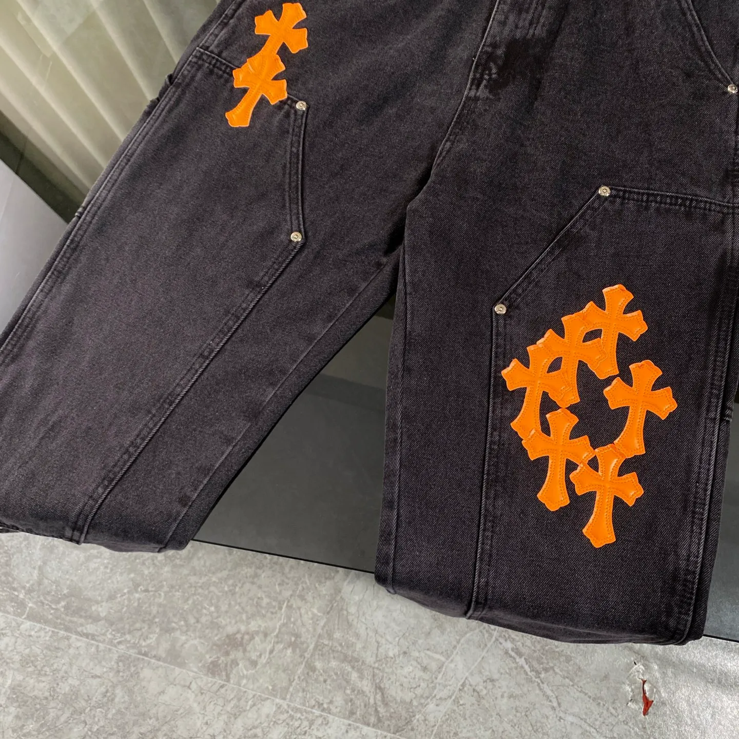 P270 CH Chromehearts limited edition orange cross patch leather black work jeans denim logging pants, counter price 34W level, patch cross pattern embellishment, washed jeans! ! An absolutely high-end luxury product, a 1.9W-level god-level single product, a super popular product, made by top heavy industry, a magic weapon that cannot be missed! [About Zangyin] This is an extremely luxurious fashion brand that can also be called the aristocracy of the high street. It has always been an exclusive brand for some hipsters or rich second generations. Compared with ordinary high streets, it is more luxurious and noble. Compared with luxury brands, it is more fashionable and individual. It has always been a brand that I have a special liking for. [Top heavy industry fashion design] Consistently high-street luxury style. Speaking of this style, the Zangyin family and GU family are definitely the leading representative brands. Especially the Zangyin family has really achieved a state-of-the-art effect in creating high-street style. The unique washed material is used to create this style. The color system is already quite eye-catching. After it is decorated with patchwork cross flowers, it cleverly highlights the charm of the brand. Secondly, this style uses classic The high-waist cutting design highlights the long legs and fashionable temperament of the upper body. The brand is highly recognizable and the slim fit configuration is more suitable for daily wear. It is a product that interprets personality, fashion, and specifications at a glance. This single product is enough to make any fan excited. It can be a white T-shirt for a youthful college style, or a tight suspender for a royal style. It has strong matching ability and can be easily controlled by men.  [Materials and craftsmanship] Needless to say, this point goes without saying. As an excellent craftsman brand, Zangyin’s requirements for details and craftsmanship are really perfect. The washed color of this model has gone through so many processes, not to mention the embellishment of denim appliques. It is also purely hand-made and sewn. Just like what they believe in, only hand-made things have soul and have the meaning of wear. A top-notch heavy-duty fashionable denim item, I look forward to your perfect interpretation! !  Color: black gray Size: 28-34